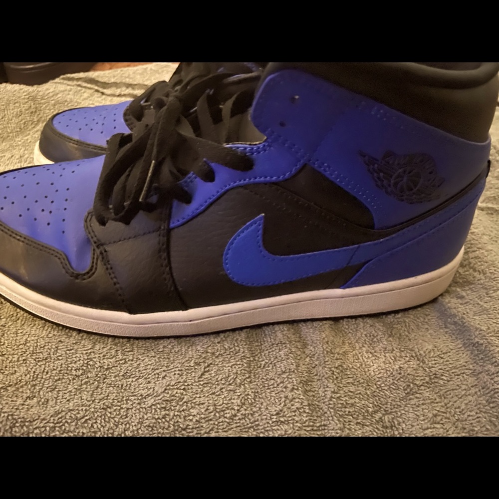 Jordan 1 mid hyper royal
